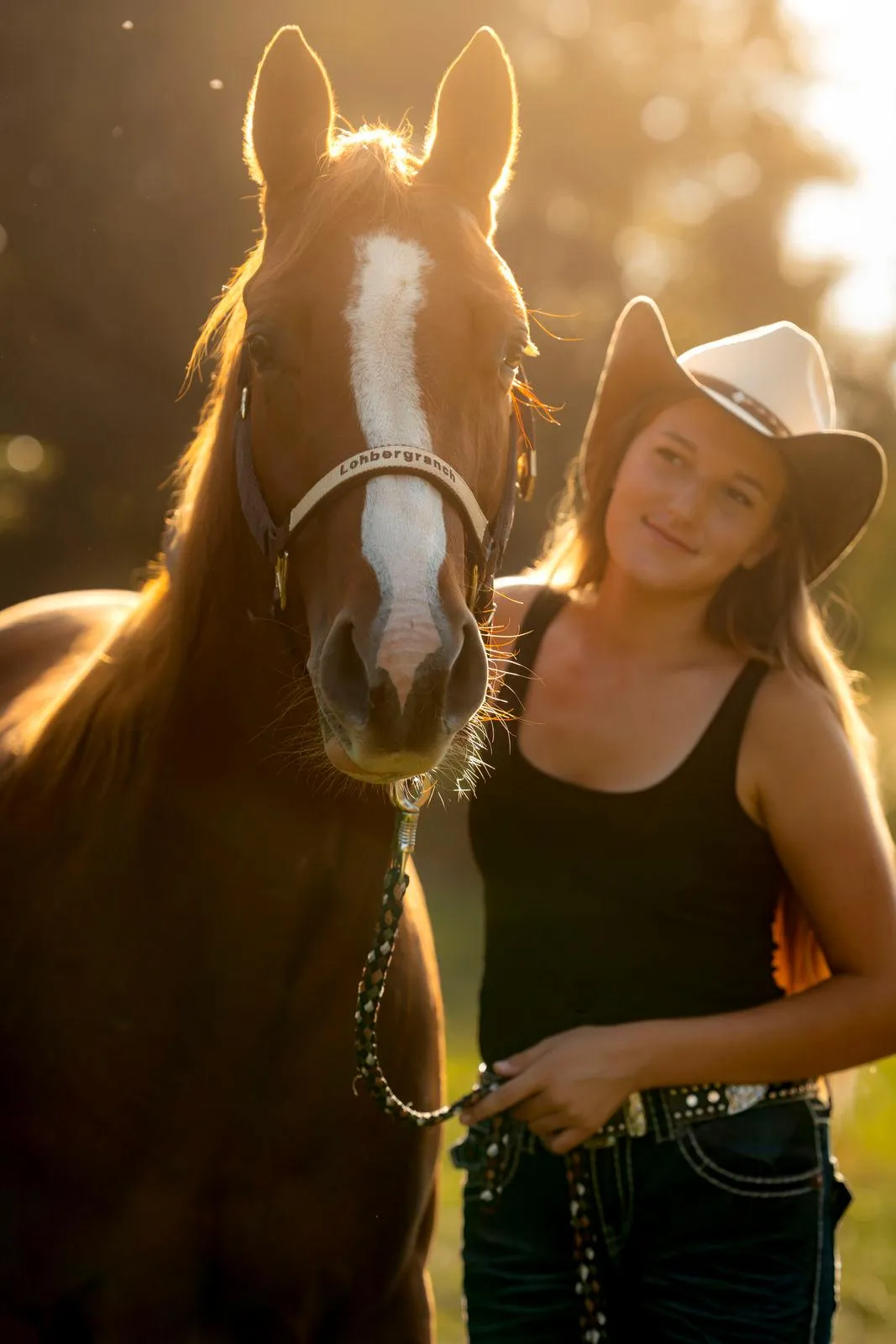 Ida mit einem Pferd im Abendlicht